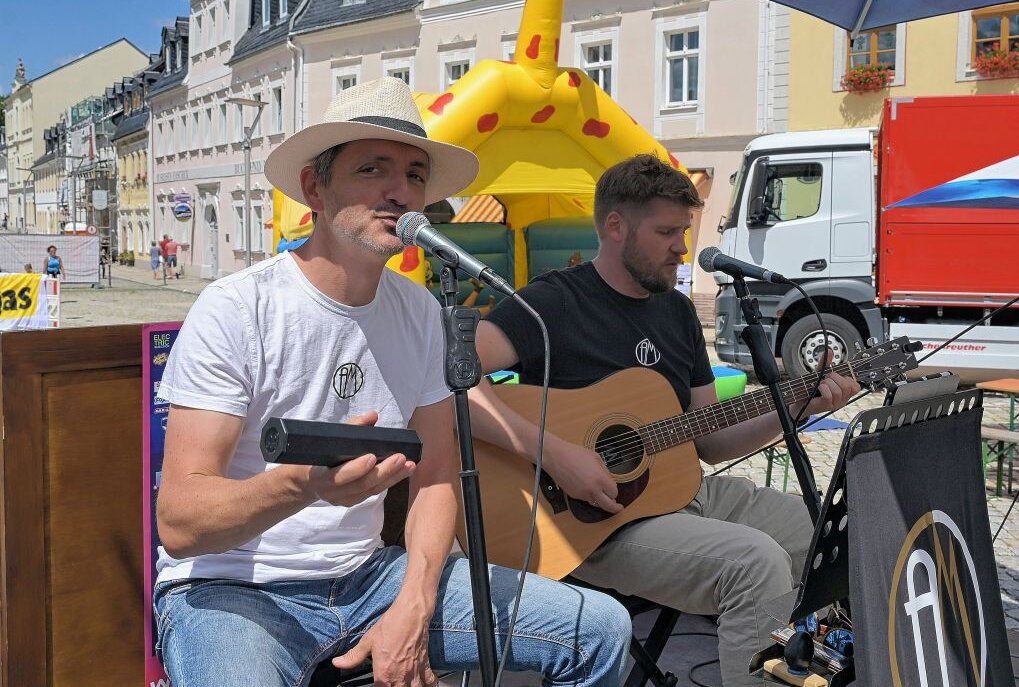 Gestern zum Samstag hat es Live-Musik gegeben mit Michael und Alexander. Foto: Ralf Wendland