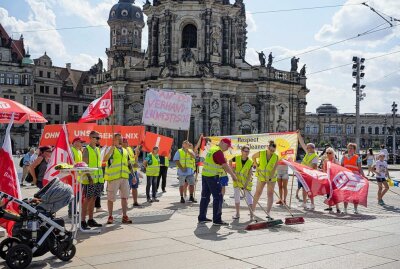 Streik in Dresden: Gebäudereiniger fegen die Albertbrücke -  Etwa 25 Gebäudereiniger bei einer Streikkundgebung in Dresden. Foto: xcitepress