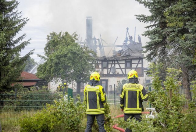 Strohballenbrand greift auf Wohnhaus über - In Hohndorf kam es heute zu einem Brand. Foto: B&S/Bernd März