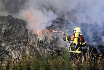 Strohbrand in Klipphausen: Landwirte helfen bei Löschung - Am Dienstagabend kam es zwischen Weistropp und Kleinschönberg zu einem Strohbrand. Foto: Roland Halkasch