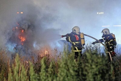 Strohbrand in Klipphausen: Landwirte helfen bei Löschung - Am Dienstagabend kam es zwischen Weistropp und Kleinschönberg zu einem Strohbrand. Foto: Roland Halkasch