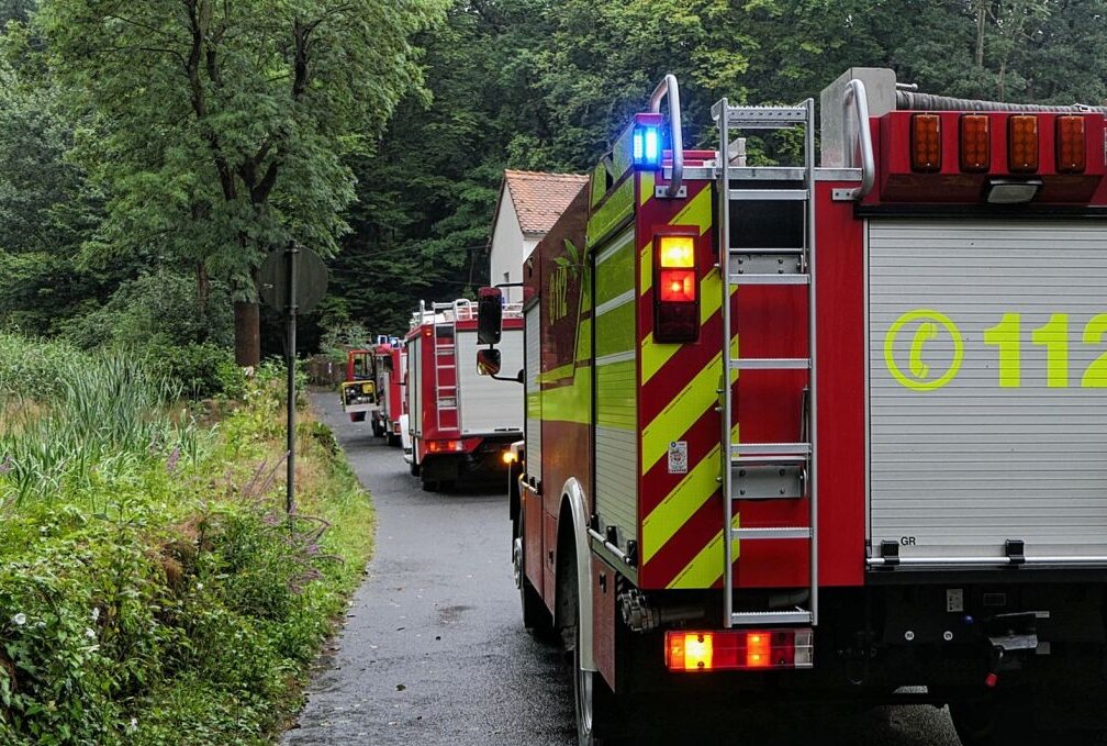 Stromausfall in Döben bei Grimma: Feuerwehr im Einsatz - Gegen 12 Uhr wurden die Kameraden der Freiwilligen Feuerwehren aus Döben, Nerchau und der Einsatzleitwagen aus Grimma alarmiert. Foto: Sören Müller