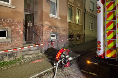 Am Freitagabend bemerkten Anwohner in der Auer Mozartstraße/Ecke Schwarzenberger Straße, dass Flammen auf dem Gehweg zu sehen waren. 