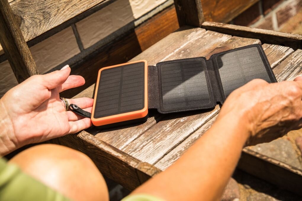 Stromversorgung beim Camping mit Solarenergie unterstützen - Mini-Kraftwerk: Für eine kleine Ausbeute von Sonnenenergie gibt es erschwingliche Module.