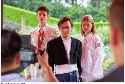 Student aus der Region gewinnt European Fashion Award "Fash" - Lars Witkowski (Mitte) mit zwei Models, die seine Kollektion präsentieren. Foto: Bernhard Ludewig/SDBI