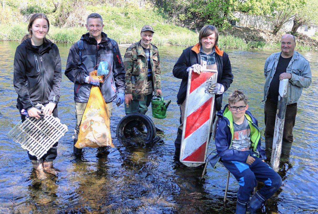 Stühle, Reifen und mehr: Ehrenamtler ziehen diversen Müll aus dem Fluss - Die Angler holten viel Unrat aus den Flüssen. Foto: Knut Berger