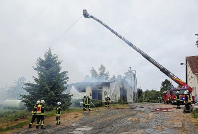 Stundenlange Löscharbeiten: Geflügelstall geht in Flammen auf - Glücklicherweise befand sich kein Geflügel in der Anlage. Foto: Roland Halkasch