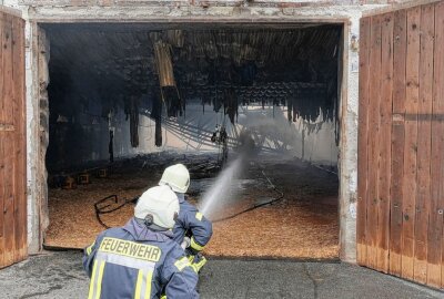 Stundenlange Löscharbeiten: Geflügelstall geht in Flammen auf - Glücklicherweise befand sich kein Geflügel in der Anlage. Foto: Roland Halkasch