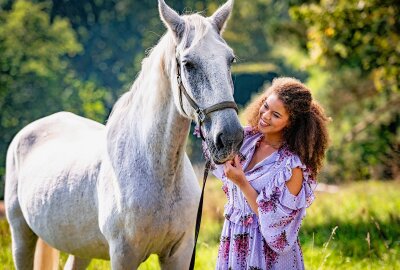"Sturm der Liebe"gibt Traumpaar der 20. Jubiläumsstaffel bekannt - Ana mit ihrem geliebten Pferd Apollo. Foto: ARD/Christof Arnold