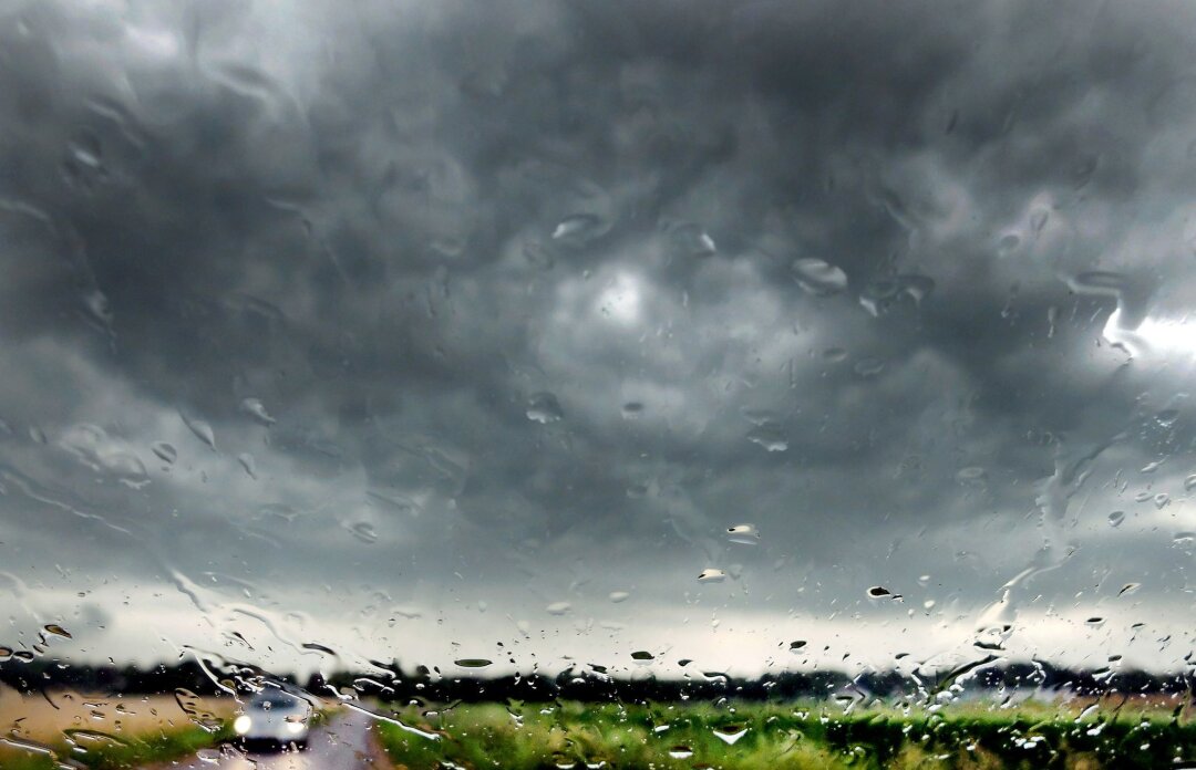 Sturm und Unwetter: So bleiben Sie und Ihr Auto sicher - Wer bei einem schlimmen Unwetter im Auto sitzt, sollte die Nerven nicht verlieren.