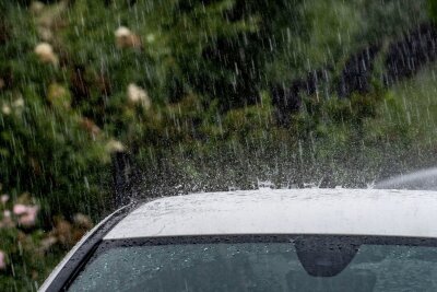 Sturm und Unwetter: So bleiben Sie und Ihr Auto sicher - Einen heftigen Regen sollte man an einem sicheren Ort abwarten.