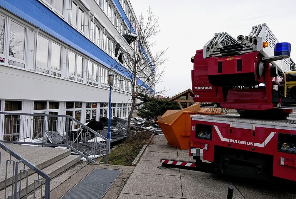 Sturm Ylenia: Dach der Oberschule Naunhof schwer beschädigt - Die Freiwillige Feuerwehr Naunhof hilft die lose Dachhaut zu befestigen und für die nächsten Tage sturmfest zu machen. Foto: Sören Müller