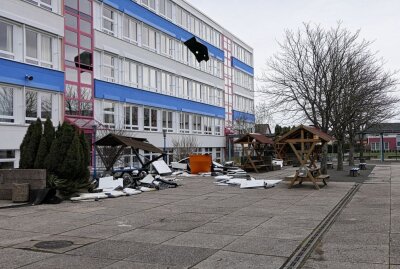Sturm Ylenia: Dach der Oberschule Naunhof schwer beschädigt - Die Dachhaut wurde durch den Sturm komplett beschädigt. Foto: Sören Müller