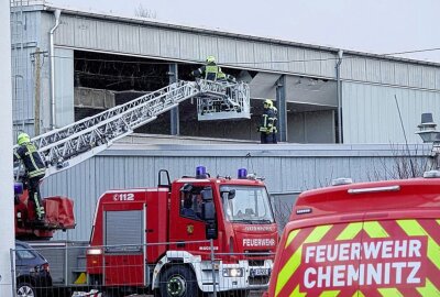 Sturm "Zeynap" beschädigt Boxhalle am Chemnitzer Sportforum schwer - Die Feuerwehr versuchte lose Teile zu sichern und zu entfernen. Foto: Harry Härtel