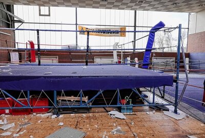 Sturm "Zeynap" beschädigt Boxhalle am Chemnitzer Sportforum schwer - In der Boxhalle entstand ein großen Wasserschaden. Foto: Harry Härtel