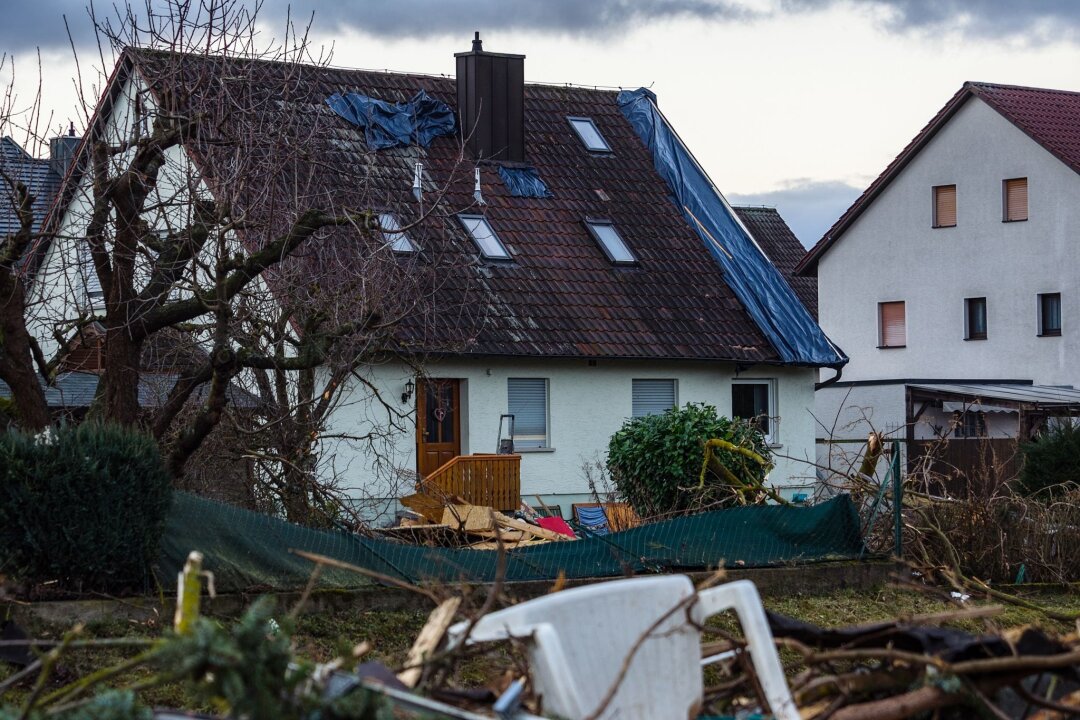 Sturmschäden umgehend der Versicherung melden - Sturmschäden am Haus: Für die Reparatur eines abgedeckten Dachs etwa kommt die Wohngebäudeversicherung auf.