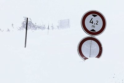 Sturmtief Roxana wütet auf Fichtelberg: Autos verschwinden im Schneesturm - Tief Roxana ist im Anmarsch und wirbelt Deutschland durcheinander. Foto: B&S/Bernd März