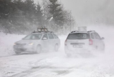 Sturmtief Roxana wütet auf Fichtelberg: Autos verschwinden im Schneesturm - Tief Roxana ist im Anmarsch und wirbelt Deutschland durcheinander. Foto: B&S/Bernd März