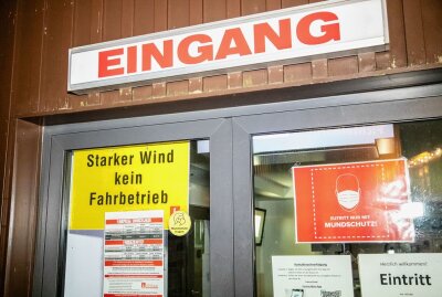 Sturmtief über Fichtelberg: Schwebebahn stellt Fahrbetrieb ein - Aufgrund des Sturmtiefs hat die Fichtelbergbahn ihren Fahrbetrieb aktuell eingestellt. Foto: André März 