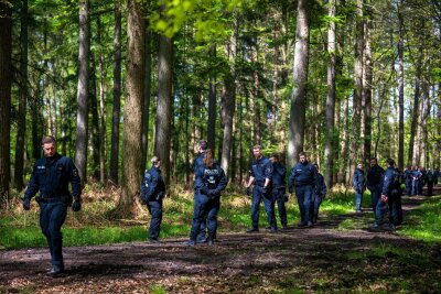 Suche nach Arian: Süßigkeiten und Ballons im Wald aufgehängt - Einsatzkräfte suchen im niedersächsischen Bremervörde nach dem vermissten sechs Jahre alten Kind.
