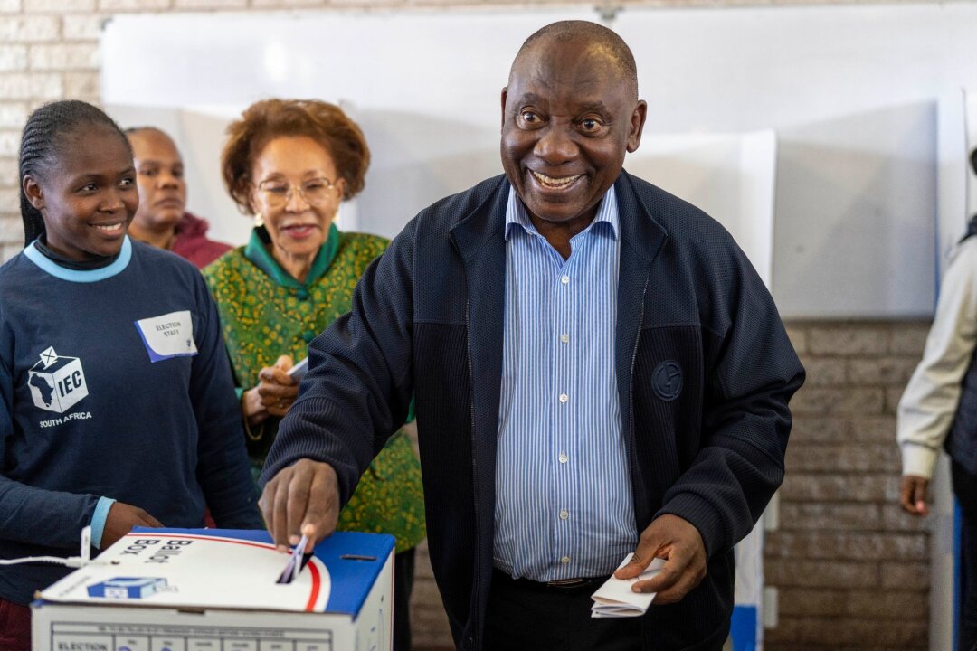 Südafrika steuert auf Koalitionsregierung zu - Der südafrikanische Präsident Cyril Ramaphosa während seiner Stimmagabe in Soweto.