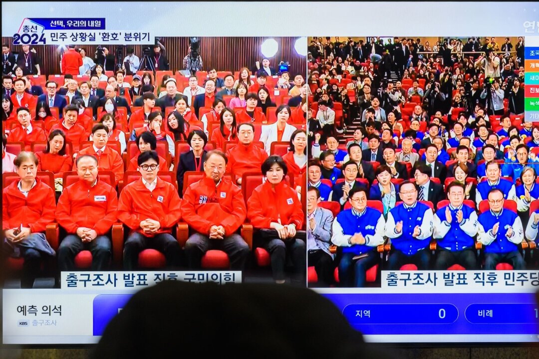 Südkoreas Opposition erringt absolute Mehrheit bei Wahl - Die Opposition (r) jubelt, die regierende Volksmacht-Partei ist konsterniert. Zur Wahl in Südkorea waren mehr als 44,25 Millionen Bürger aufgerufen.