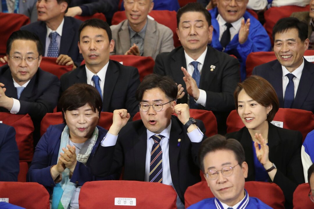 Südkoreas Opposition siegt deutlich bei Parlamentswahl - Erfolg bei der Parlamentswahl: Die Demokratische Partei (DP) von Oppositionsführer Lee Jae Myung konnte ihre Stellung als größte Einzelpartei in der Nationalversammlung behaupten.