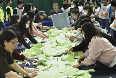 Südkoreas Opposition siegt deutlich bei Parlamentswahl - Parlamentswahl in Südkorea: Wahlbeamte zählen die Stimmen.