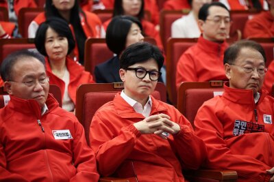 Südkoreas Opposition siegt deutlich bei Parlamentswahl - Ernste Gesichter bei Han Dong-hoon (M), Vorsitzender der regierenden People Power Party, und seinen Parteimitgliedern.