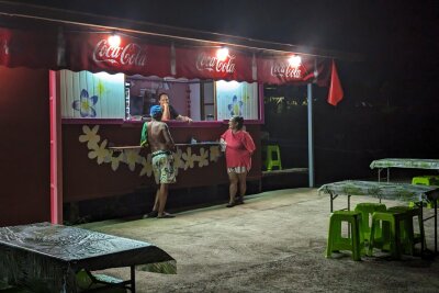 Südsee ungeschminkt: Auf der Suche nach dem echten Tahiti - Mobiler Imbiss: Kunden an einem Roulotte.