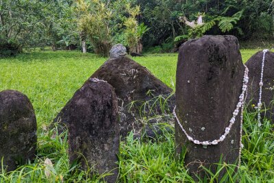Südsee ungeschminkt: Auf der Suche nach dem echten Tahiti - In Fare Hape gibt es heilige Orte, an denen Göttern gehuldigt wurde.