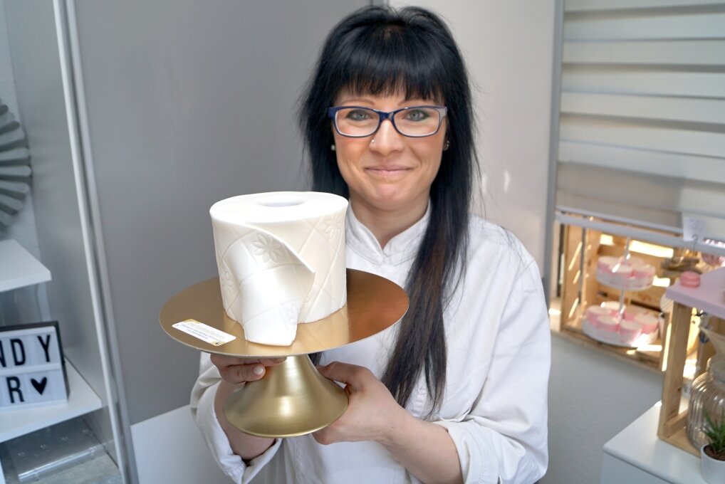 Konditormeisterin Nadine Dehn mit ihrer 3D-Klopapiertorte.