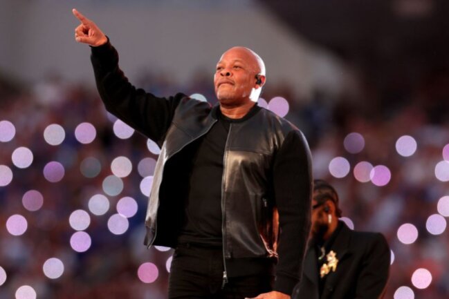 Super-Bowl-Auftritt: Dr. Dres Tipps an Rihanna - Zusammen mit anderen Rap-Größen trat Dr. Dre in diesem Jahr beim Super Bowl auf. 2023 bekommt Rihanna ihren großen Auftritt.
