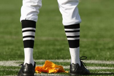 Super Bowl: Basis-Wissen und Fakten, die man kennen sollte - Passiert ein Foul, wirft der Schiedsrichter an der Stelle die Flag auf das Feld.