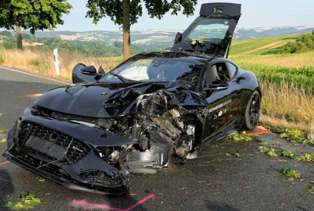 Super-Sportwagen crasht bei Bannewitz zum Totalschaden - Der Wagen ist nur noch Schrott. Foto: Roland Halkasch