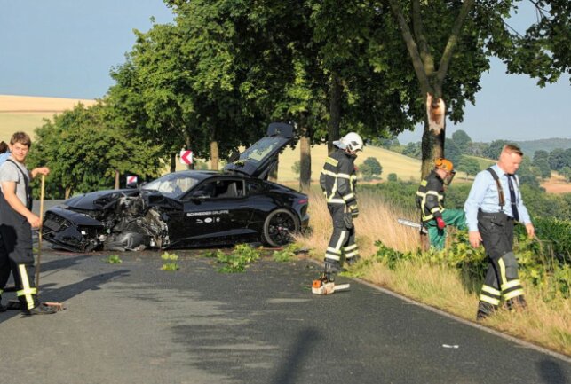 Super-Sportwagen crasht bei Bannewitz zum Totalschaden - Der Wagen ist nur noch Schrott. Foto: Roland Halkasch