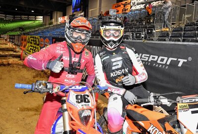 SuperEnduro Riesa steht in den Startlöchern - Tim Apolle (li.) und Motocrosser Maximilian Spies. Foto: Thorsten Horn
