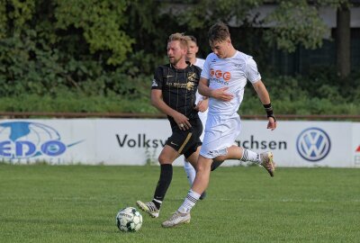 SV Auerhammer zieht gegen Zwickau den Kürzeren - Der SV Auerhammer - links Nils Günther - hat sich Zwickau geschlagen geben müssen. Foto: Ralf Wendland