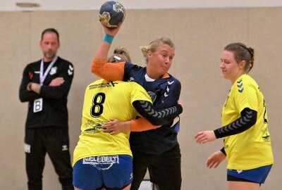 SV Schneeberg gewinnt zuhause gegen Neudorf-Döbeln - Die Handballerinnen des SV Schneeberg - am Ball Romy Kolbe - haben ihr Heimspiel gegen Neudorf-Döbeln gewonnen. Foto: Ramona Schwabe