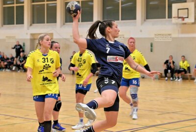 SV Schneeberg gewinnt zuhause gegen Neudorf-Döbeln - Die Handballerinnen des SV Schneeberg - am Ball Melanie Martin - haben ihr Heimspiel gegen Neudorf-Döbeln gewonnen. Foto: Ramona Schwabe