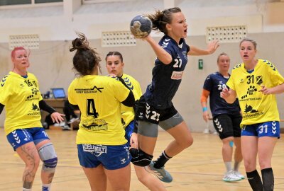 SV Schneeberg gewinnt zuhause gegen Neudorf-Döbeln - Die Handballerinnen des SV Schneeberg - am Ball Lisa Görner - haben ihr Heimspiel gegen Neudorf-Döbeln gewonnen. Foto: Ramona Schwabe