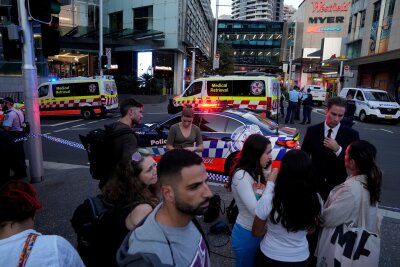 Sydney: Sechs Tote bei Angriff in Einkaufszentrum - Eine Menschenmenge versammelt sich vor dem Westfield Shopping Centre. Medienberichten zufolge wurden in dem Einkaufszentrum in Sydney mehrere Menschen niedergestochen und eine Person von der Polizei erschossen.