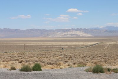 T-Shirt für die Völlerei: Auf dem einsamsten Highway der USA - Der Bundesstaat Nevada ist für sein trockenes Klima und weite Landschaften bekannt.