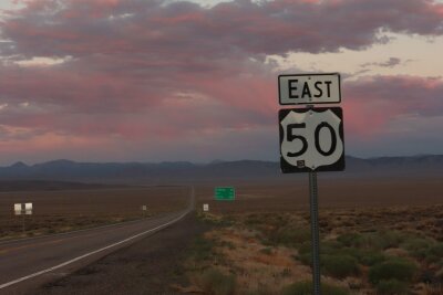 T-Shirt für die Völlerei: Auf dem einsamsten Highway der USA - Die Route US 50 führt quer durch die Vereinigten Staaten.