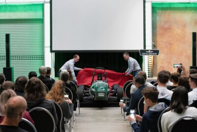 T.U.C. Racing enthüllt neuen Rennwagen in Chemnitz - Die beiden Vorstände Marian Buder (li.) und Norman Kästle (re.) enthüllen Mkx. IV. Foto: T.U.C. Racing