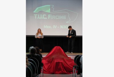 T.U.C. Racing enthüllt neuen Rennwagen in Chemnitz - Die beiden Moderatoren Luise Matthes (li.) und Benedict Möller (re.) führten durch charmante Weise durch den Abend. Foto: T.U.C. Racing