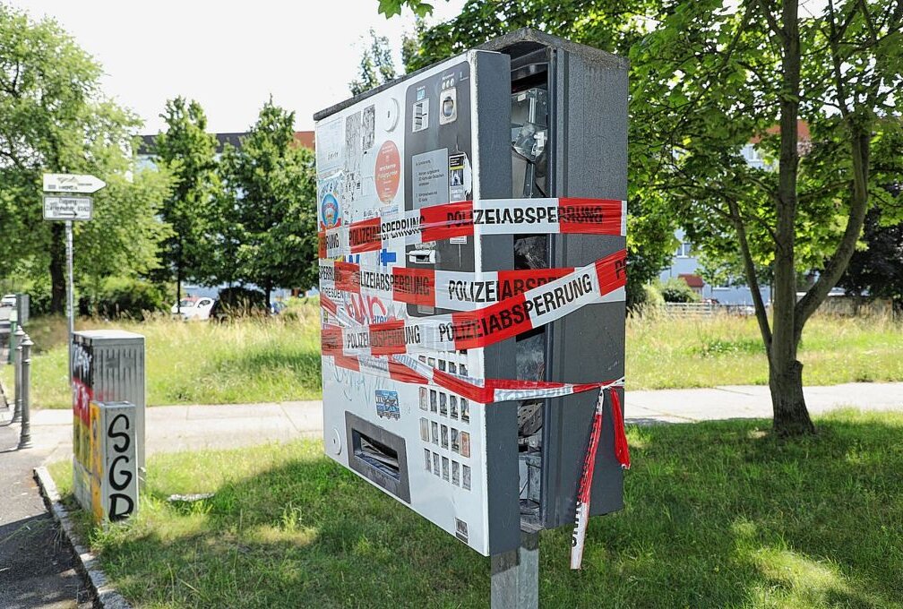 Tabakwaren und Bargeld gestohlen - In Dresden zerstörten Unbekannte einen Zigarettenautomaten und stahlen Tabakwaren und Bargeld. Foto: Roland Halkasch