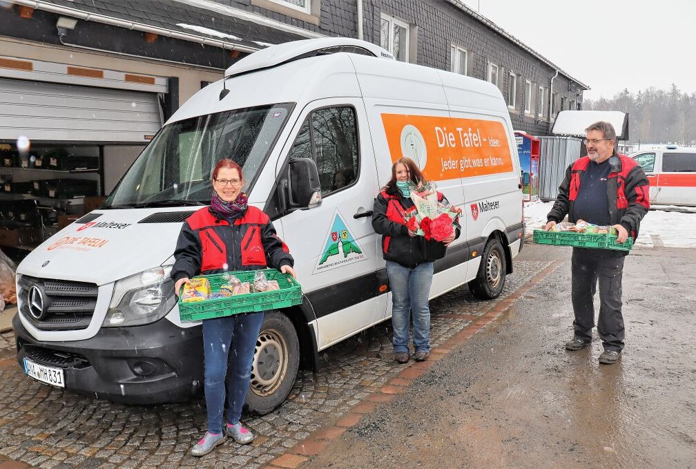 Ina Schönfelder, Saskia Störzer (v.l.) und Andreas Pfeiffer beim Entladen der Spenden. Foto: Ilka Ruck