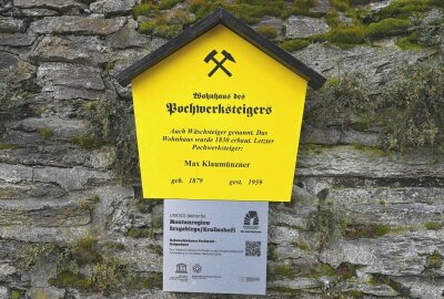 Tafeln liefern Inhalte zu Welterbe-Objekten - Am Wohnhaus des Pochwerksteigers ist eine der Plaketten angebracht. Foto: Ralf Wendland