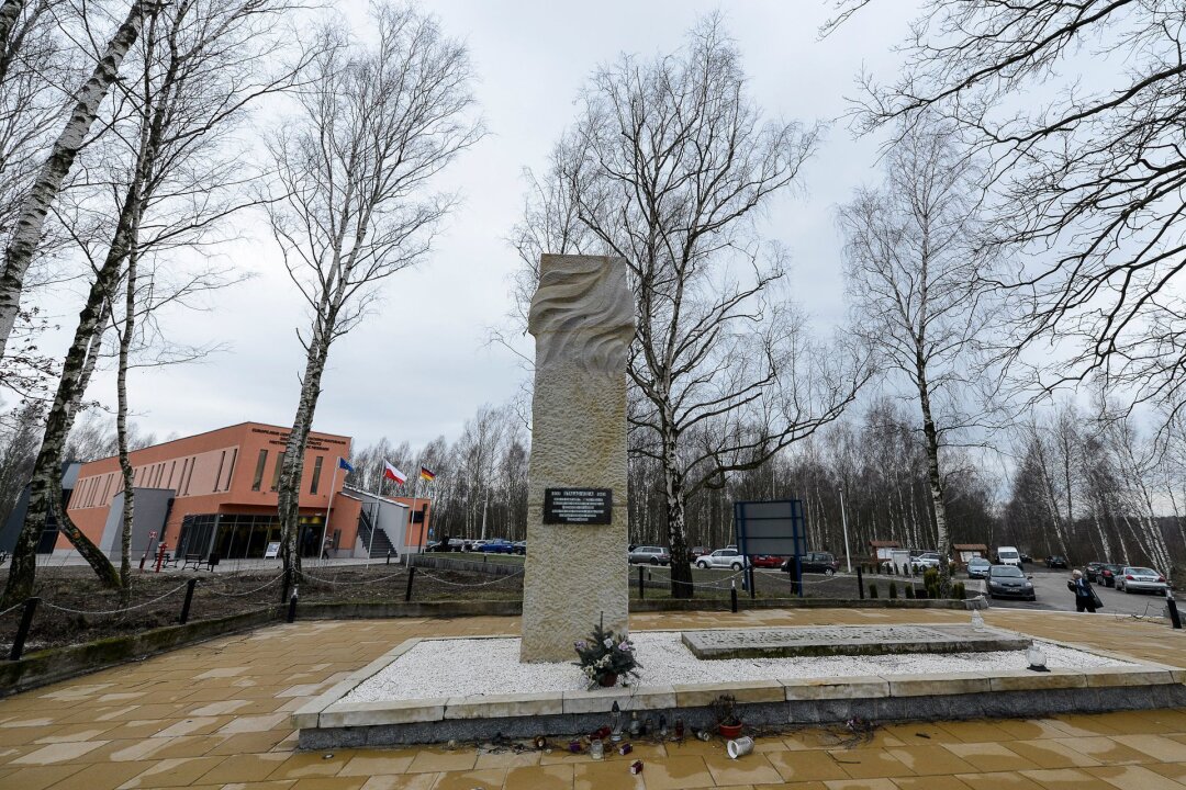 Tag der Befreiung: Klepsch erinnert an Weltkriegstote - Außenansicht mit Gedenkstele des  Europäischen Zentrums für Bildung und Kultur in Zgorzelec (Polen), der Nachbarstadt von Görlitz in Sachsen am 15.01.2015.